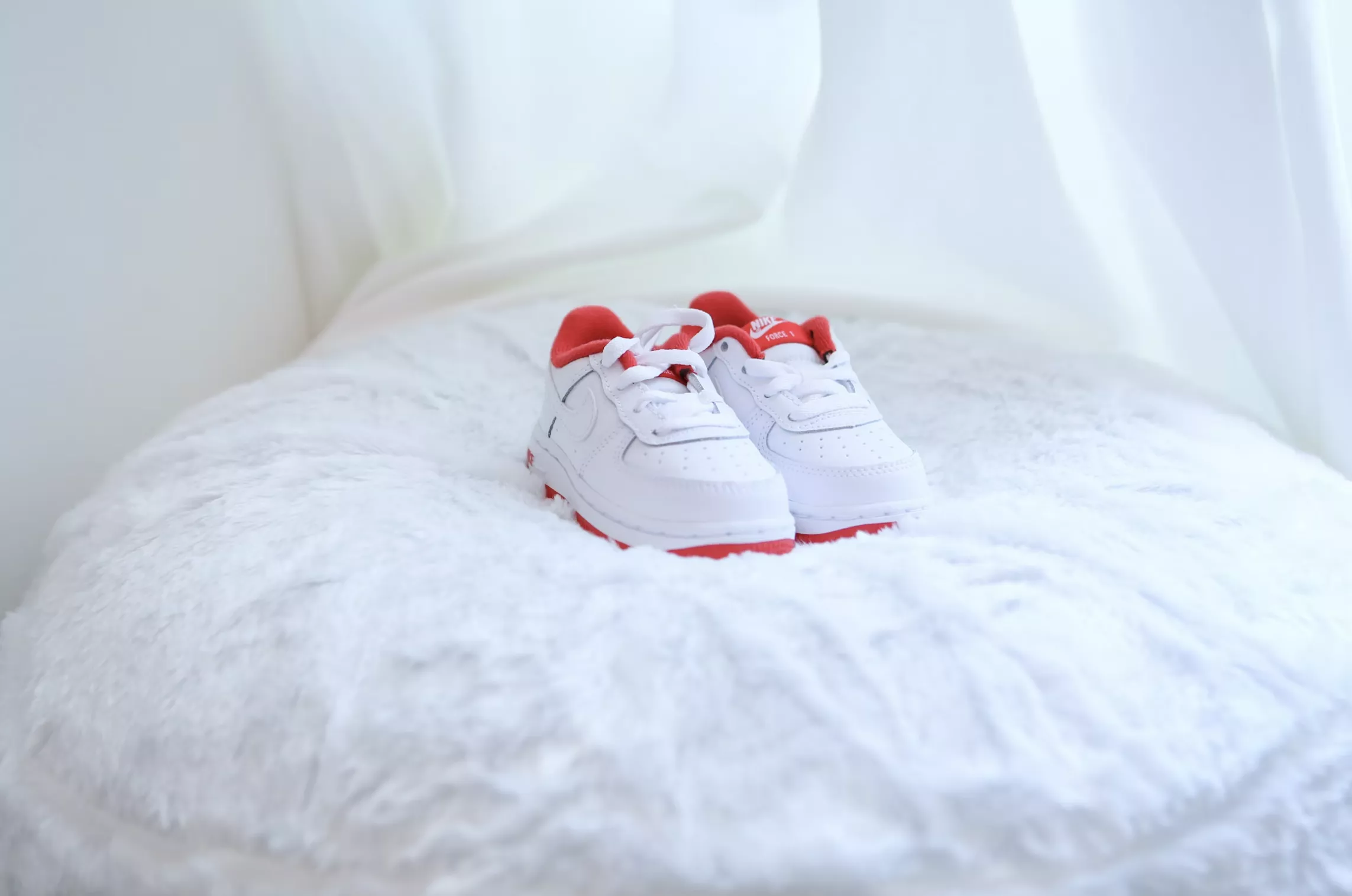 Дитячі кросівки Nike на м’якому кріслі